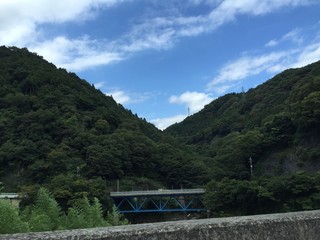 山の青い橋