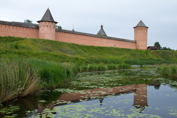 Панорама речки Каменка и Спасо-Евфимиева монастыря в городе Суздаль. Россия. © 1802185
