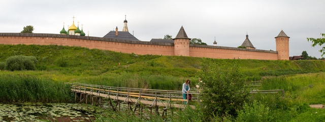 Панорама моста через речку Каменка и Спасо-Евфимиева монастыря в городе Суздаль. Россия. © 1802185