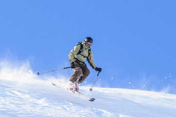 sportlich Skifahren im freien Gelände
