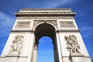 Fototapeta na wymiar Looking up at Arc de Triomphe