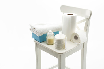 Akcesoria higieniczne pierwszej potrzeby.
Rolka papieru toaletowego, ręcznik papierowy, lignina trzymana wyposażenie każdego domu