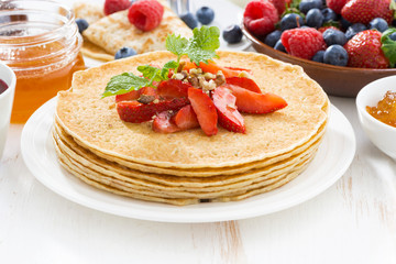 Delicious crepes with strawberries and honey
