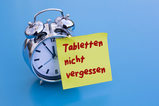 alarm clock with german words 'Tabletten nicht vergessen' (don't
