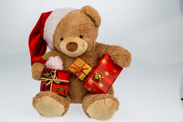 Teddybär mit Weihnachtsgeschenken