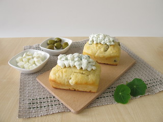 Minibrote mit Oliven, Feta Käse und Kräuterquark Topping