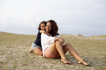 Fototapeta na wymiar Hija abrazando a su madre en el campo