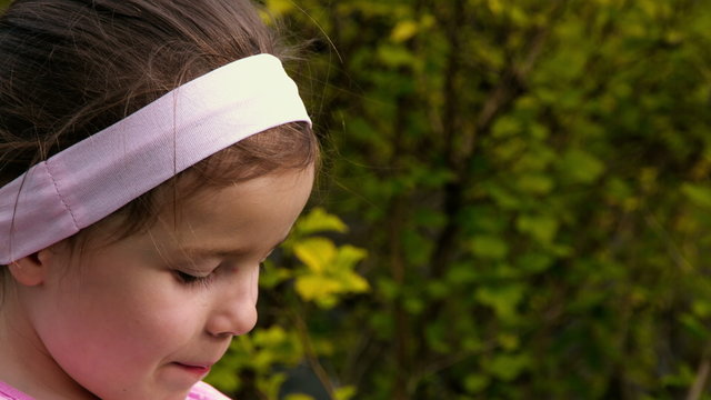 Ein kleines M&auml;dchen isst Schokoladencreme mit dem Finger - Teil 2