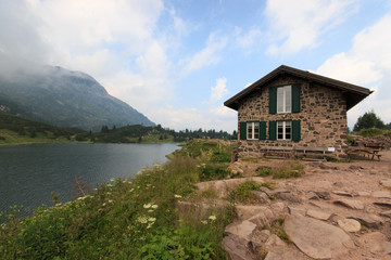 Fototapeta na wymiar lago e rifugio Colbricon (Trentino)