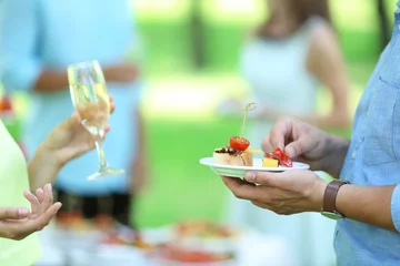 Crédence de cuisine en verre imprimé Pique-nique Les invités boivent du champagne lors de la cérémonie de mariage