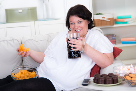 Übergewichtige Frau mit ungesundem Essverhalten