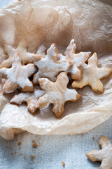 Schneeflocken-Kekse mit Zuckerguss