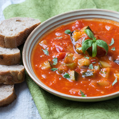 Vegane Tomatensuppe mit Zucchini