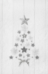 Dekoration zu Weihnachten in silber, weiß und grau mit Holz. Festlich und elgant.