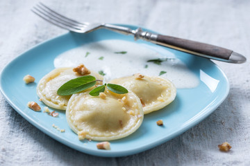 Ravioli mit Nüssen und Salbeischaum 