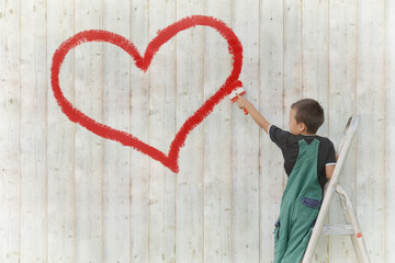 Kind malt ein Herz