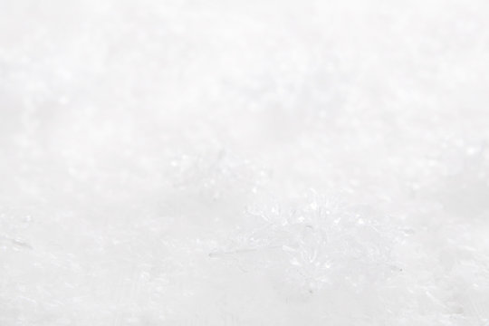 Winterlicher wei&szlig;er und weihnachtlicher Hintergrund mit Schnee