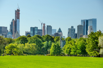 Fototapeta premium centralny park widok na manhattan z parkiem w słoneczny dzień, NewYork City, USA