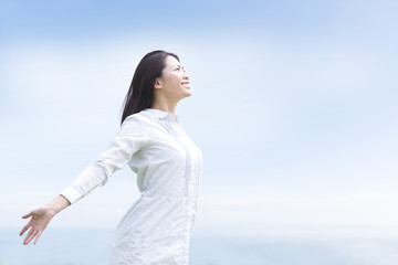 深呼吸する女性