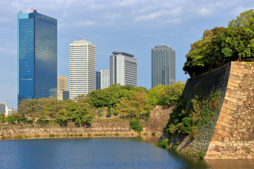 Fototapeta premium 大阪城 お堀とビル群