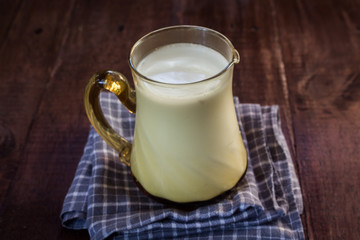 Obraz na płótnie Canvas glass of milk on wooden table