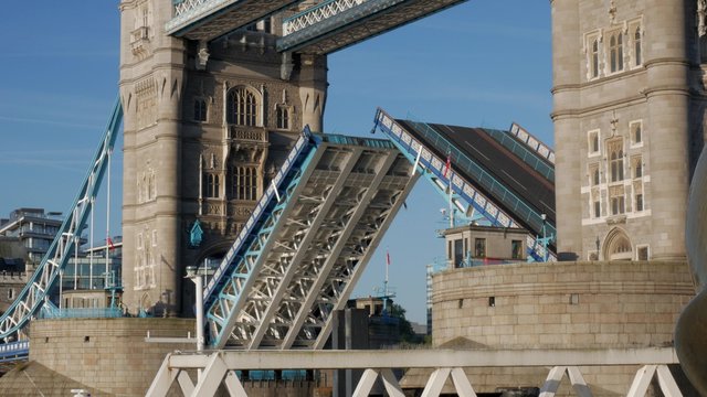 Real Time close shot of Tower Bridge closing. Shot on a bright autumn morning in 4K