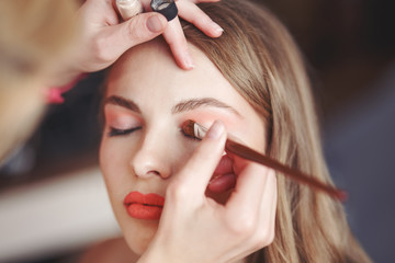 Obraz premium Professional artist applying makeup.