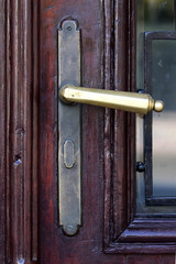 Obraz premium Old brass handle of a wooden door