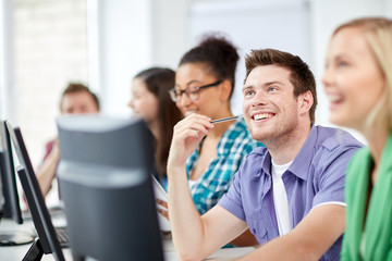 Obraz premium happy high school students in computer class
