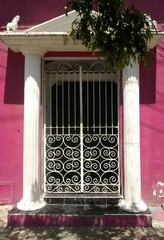 Entrada com moldura e portão branco