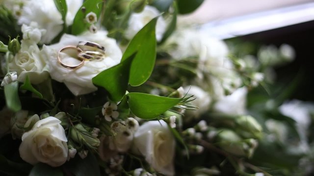 Свадебный букет с кольцами