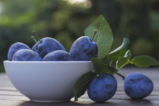 plums in a bowl