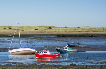 Obraz premium Fishing boats at shore during low tide