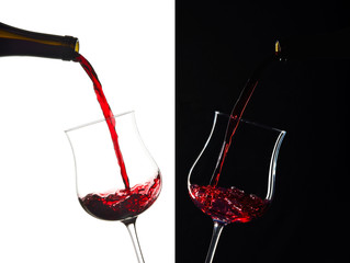verres de vin sur fond noir et blanc