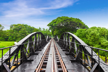 Obraz premium Railway metal bridge of world war history, River Kwai, Thailand