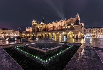 Naklejka premium The Main Market Square in Krakow, Poland, with famous Sukiennice (Cloth hall) in the night
