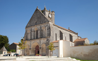 Fototapeta na wymiar L'église de Saint-Savinien