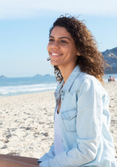 Träumende Frau aus Südamerika am Strand in Rio de Janeiro