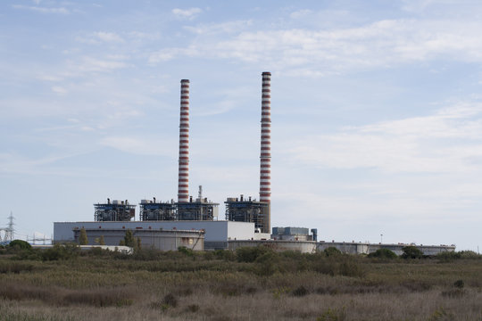 Centrale elettrica circondata dal verde