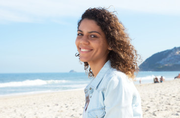 Junge Frau aus Südamerika am Strand in Rio de Janeiro