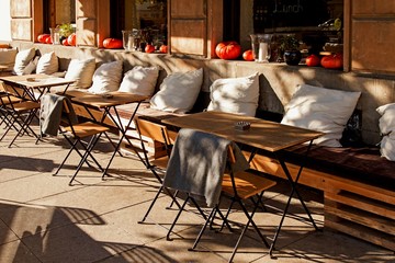 Café-restaurant de la rue avec table et chaise