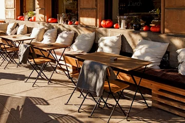Tableaux ronds sur plexiglas Restaurant Café-restaurant de la rue avec table et chaise
