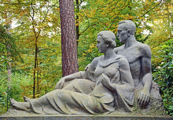 Fototapeta na wymiar Waldfriedhof Stuttgart, Liebespaar