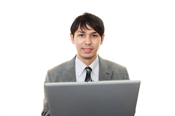 ノートパソコンで仕事中の男性