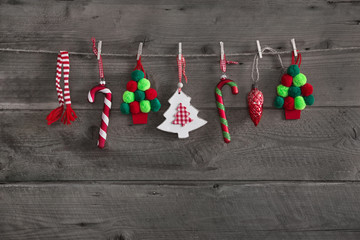Weihnachtliche Dekoration in gr&uuml;n und rot auf altem Holz in grau.