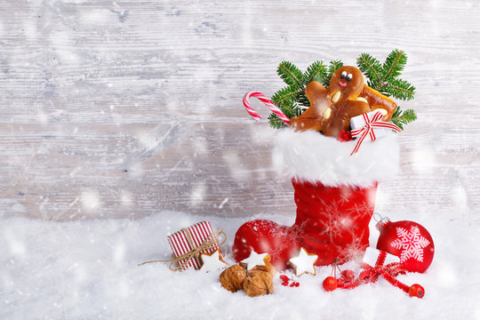 Nikolaus, Weihnachten  -  Hintergrund mit Nikolausstiefel und Süßigkeiten
