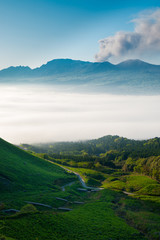 外輪山中腹から撮る阿蘇噴煙と雲海