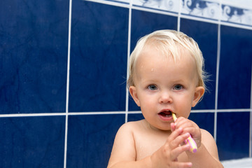 Little girl brusing teeth