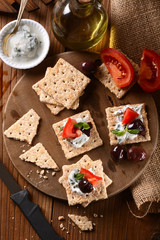 spuntino con formaggio alle erbe, olive e pomodoro