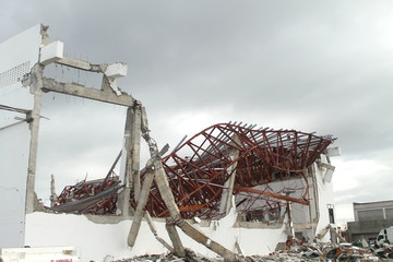 Fototapeta na wymiar Large building damaged by supertyphoon Haiyan in Tacloban Philippines